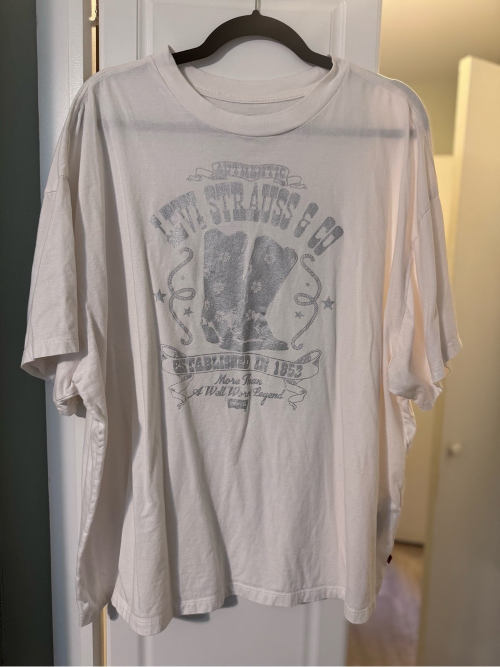 Levi's White Short-Sleeve Graphic Tee with Faded Gray Print
